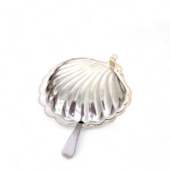 Shell-shaped butter dish