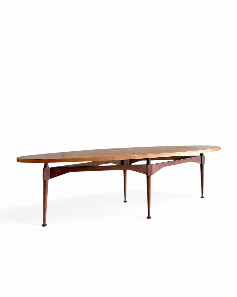 Grande tavolino basso con struttura in stile Albini e piano ovale, anni '50