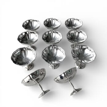 Set di 11 coppe vintage in acciaio lavorato