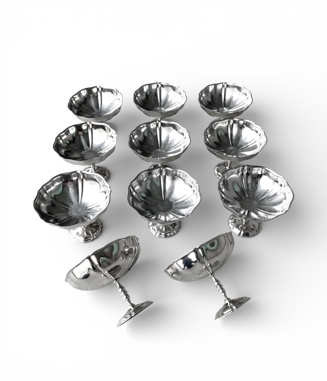 Set di 11 coppe vintage in acciaio lavorato
