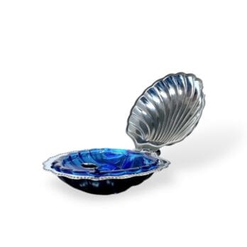 Burriera a forma di conchiglia con piattino in vetro blu e cucchiaino