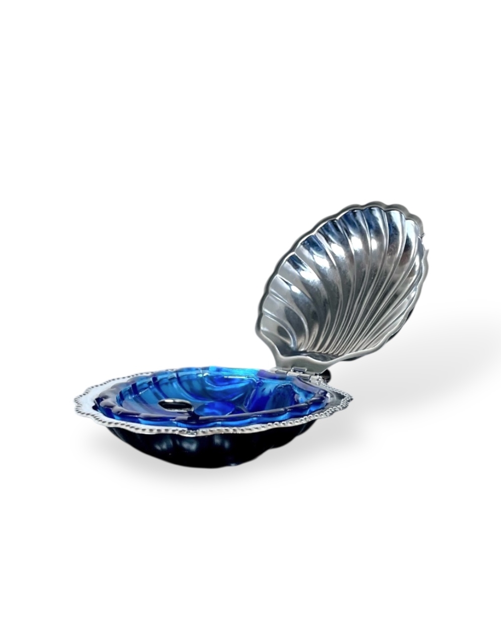 Burriera a forma di conchiglia con piattino in vetro blu e cucchiaino