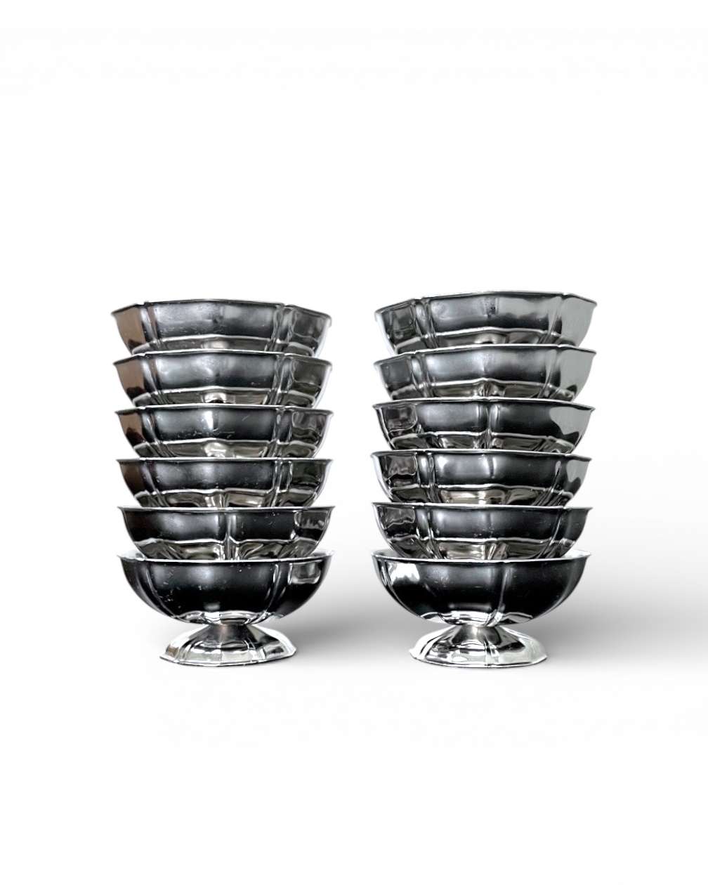 Set of 12 rimmed and grooved steel cups